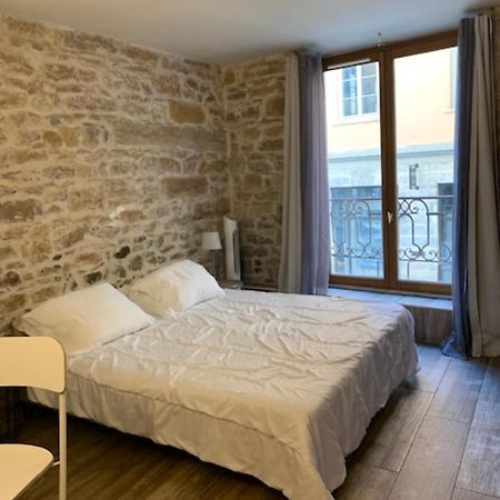 Studio With Exposed Stone Vieux Lyon Bagian luar foto