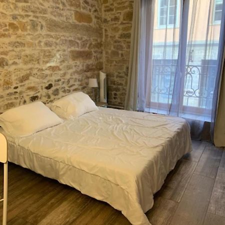 Studio With Exposed Stone Vieux Lyon Bagian luar foto
