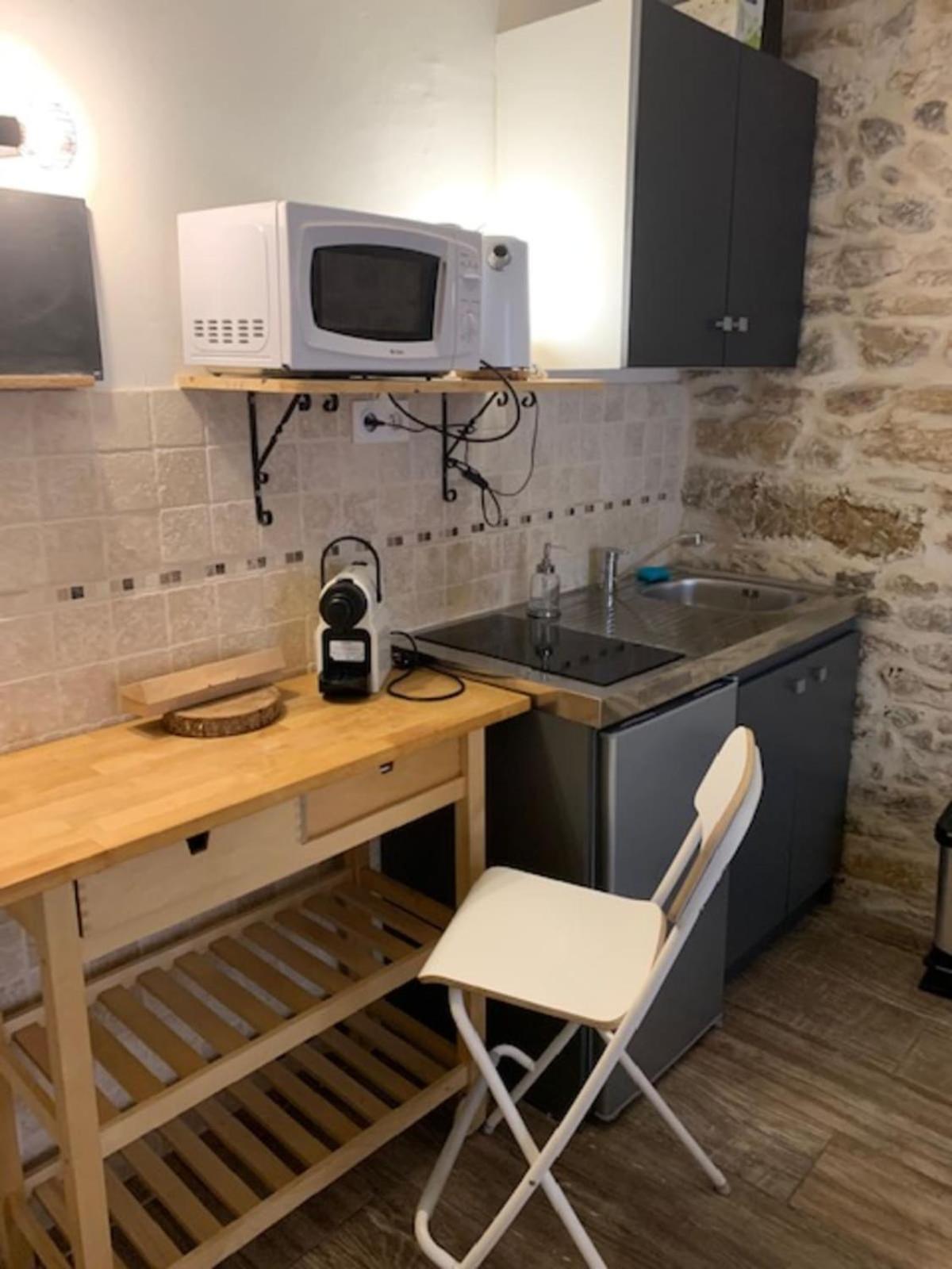 Studio With Exposed Stone Vieux Lyon Bagian luar foto